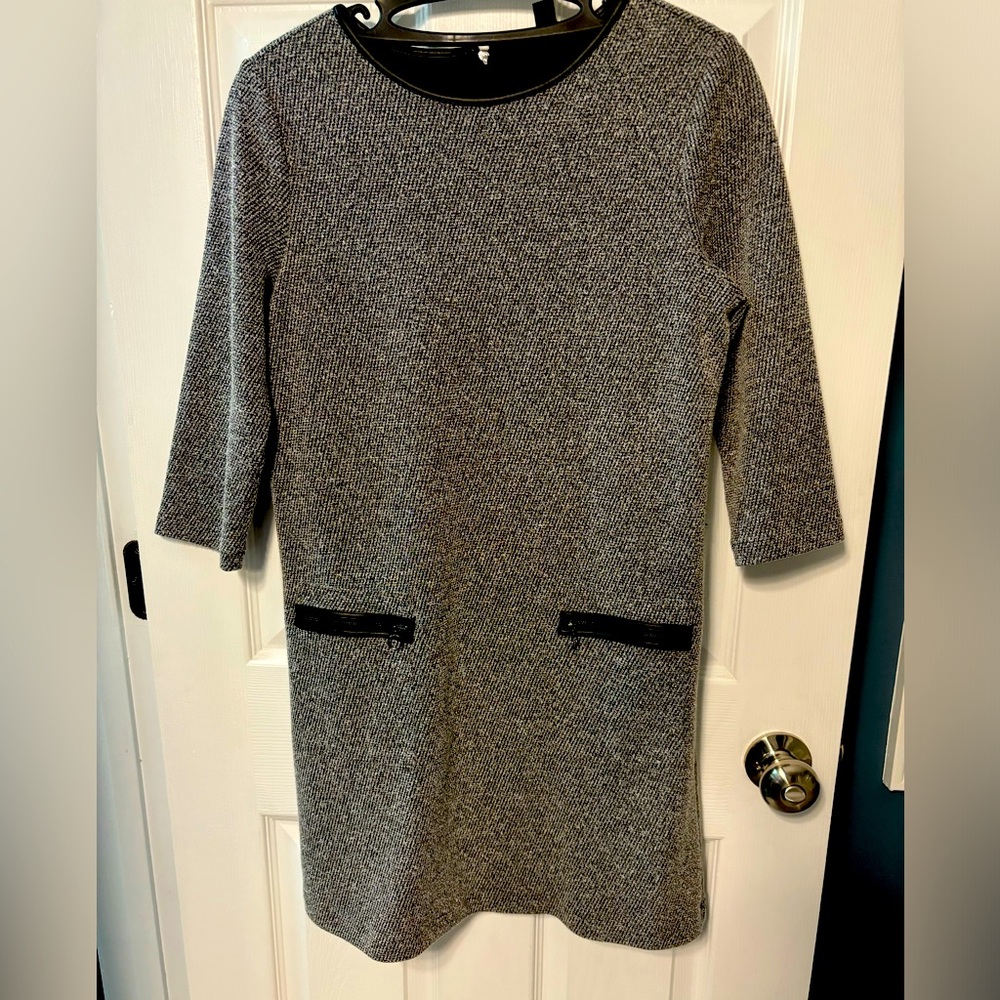 Ann Taylor black and white knee length dress: like new Size: SP